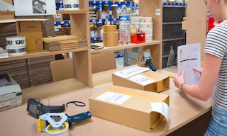 Bei Ship-to-store werden die Bestellungen an ein Geschäft geschickt, wo der Kunde sie abholen kann. Bei Ship-to-store werden die Bestellungen an ein Geschäft geschickt, wo der Kunde sie abholen kann.