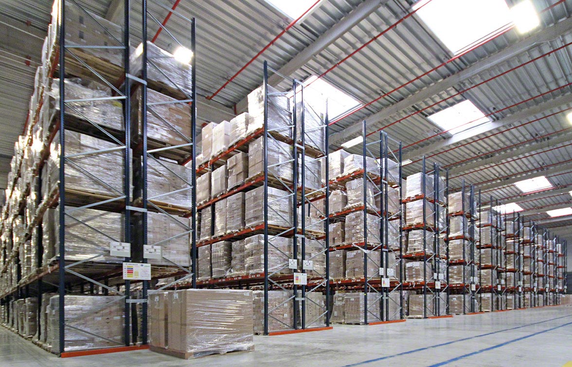 Industrie-Palettenregale in einem Lager Industrie-Palettenregale in einem Lager