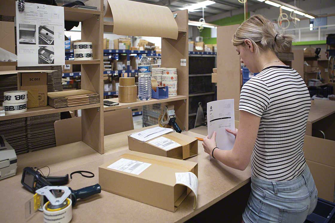 24-Stunden-Lieferungen und Bestellungen von wenigen Einheiten sind zwei der typischen Merkmale der e-commerce-Logistik 24-Stunden-Lieferungen und Bestellungen von wenigen Einheiten sind zwei der typischen Merkmale der e-commerce-Logistik