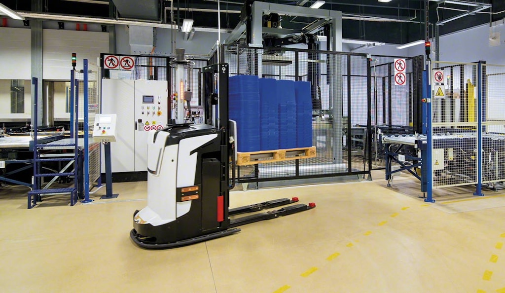 AGV-Roboter rationalisieren den Warenfluss im automatischen Lager von Novartis in Polen