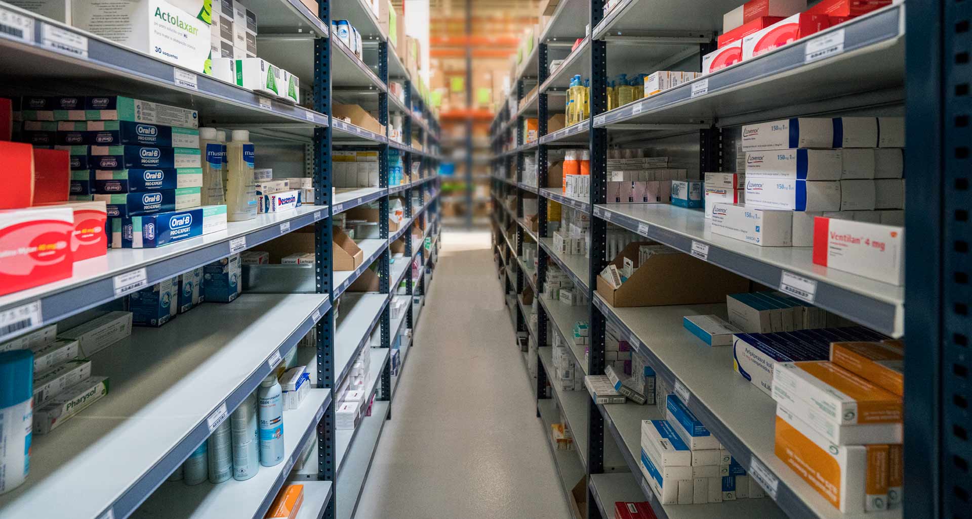 Ein Apothekenroboter entnimmt die Medikamente aus ihren Lagerplätzen und transportiert sie automatisch bis zum Arbeitsplatz des Apothekenpersonals. Ein Apothekenroboter entnimmt die Medikamente aus ihren Lagerplätzen und transportiert sie automatisch bis zum Arbeitsplatz des Apothekenpersonals.