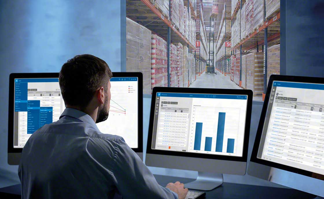 Ein Arbeitnehmer kontrolliert den verfügbaren Bestand mittels eines LVS, das auf die Omni-Channel Strategie angepasst ist. Ein Arbeitnehmer kontrolliert den verfügbaren Bestand mittels eines LVS, das auf die Omni-Channel Strategie angepasst ist.
