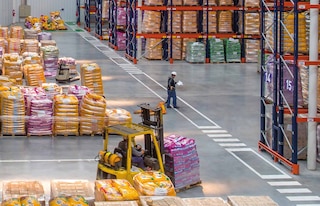 Ein Arbeitnehmer koordiniert die Abläufe im Rahmen der Distributionslogistik