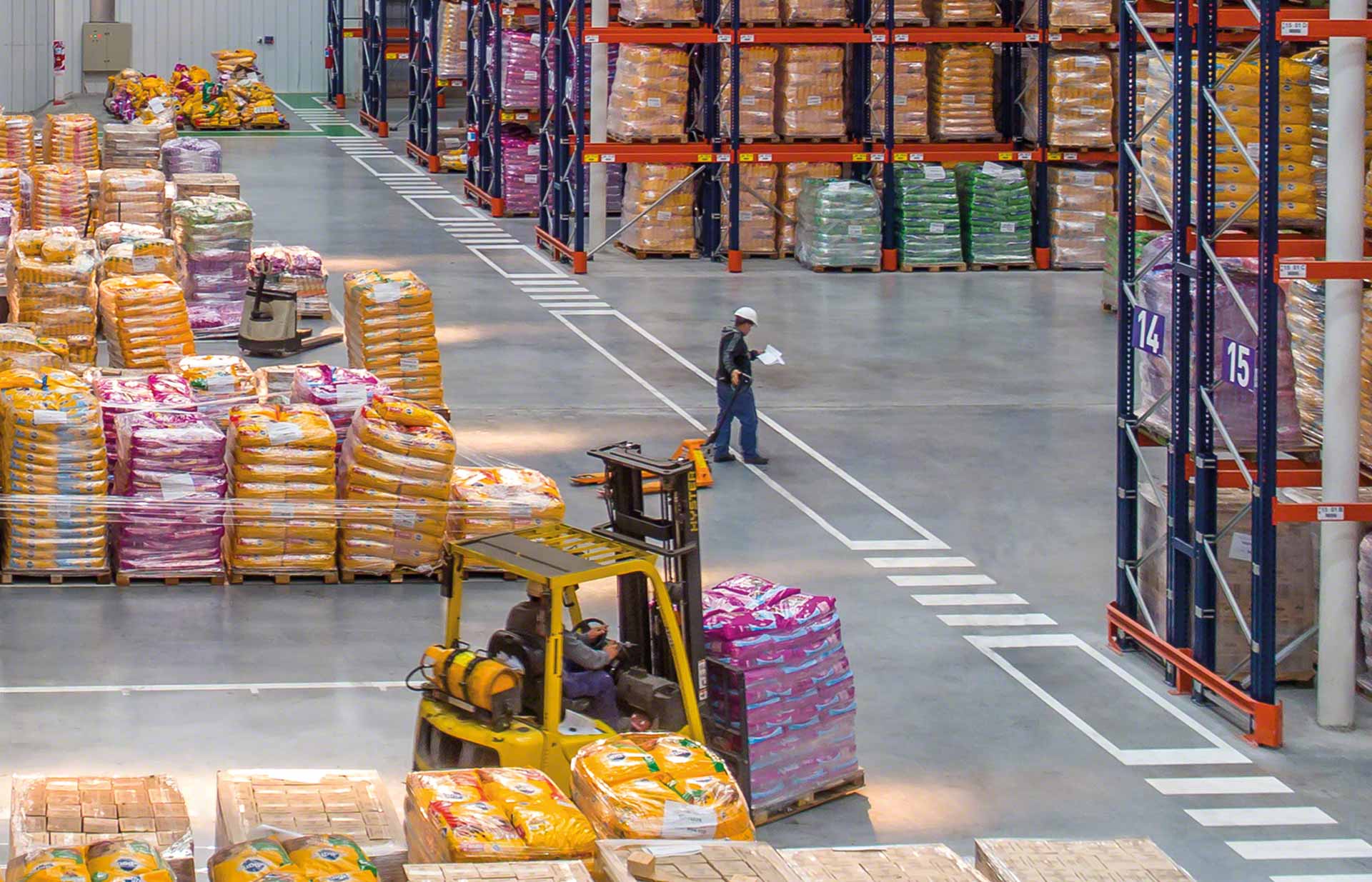 Ein Arbeitnehmer koordiniert die Abläufe im Rahmen der Distributionslogistik Ein Arbeitnehmer koordiniert die Abläufe im Rahmen der Distributionslogistik