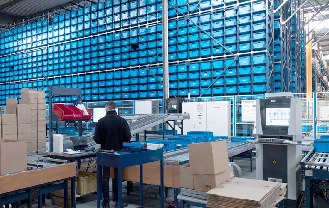 In automatischen Lagern wird das Prinzip Ware zum Mann angewendet, um Aufträge zusammenzustellen