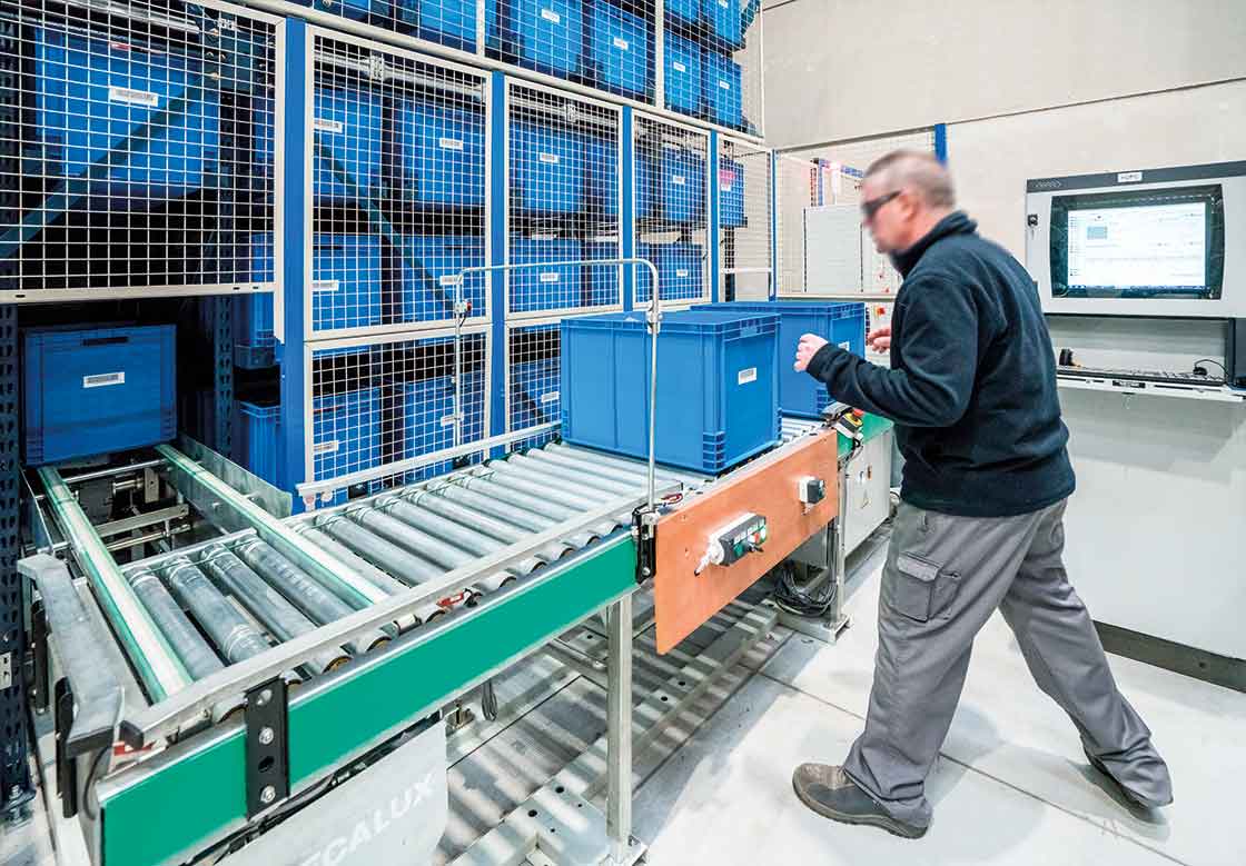In automatischen Lagern für Behälter befindet sich der Kommissionierbereich am Kopfende des Miniloads In automatischen Lagern für Behälter befindet sich der Kommissionierbereich am Kopfende des Miniloads
