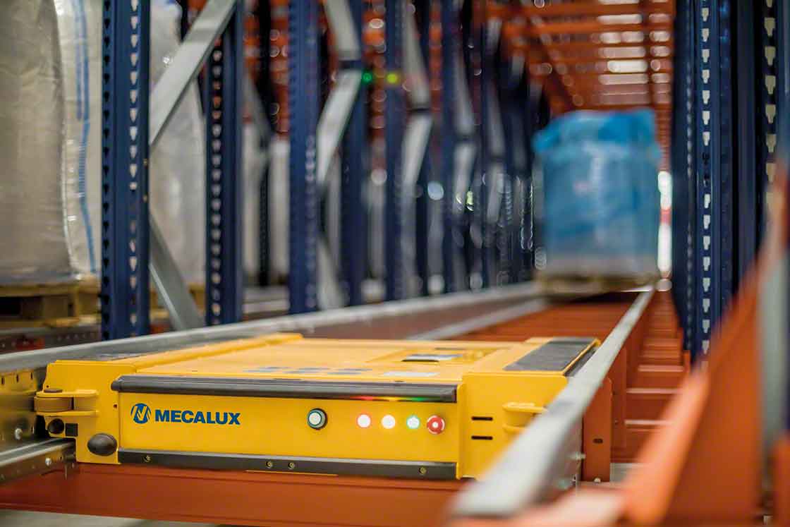 Automatische Systeme aktualisieren die Daten im LVS bei jeder Bewegung, was eine Grundvoraussetzung für die Ermittlung von Meldebeständen ist Automatische Systeme aktualisieren die Daten im LVS bei jeder Bewegung, was eine Grundvoraussetzung für die Ermittlung von Meldebeständen ist