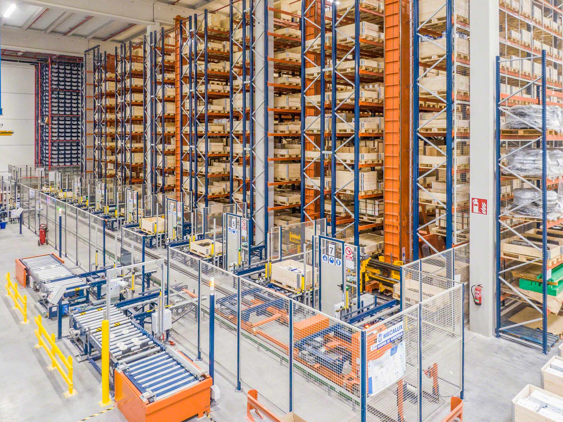 Automatische Lager ermöglichen eine fortschrittliche und sichere Verwaltung der Waren. Automatische Lager ermöglichen eine fortschrittliche und sichere Verwaltung der Waren.