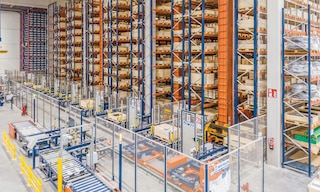 Die Automatisierung der Logistik kann die Effizienz eines Lagers erheblich steigern.