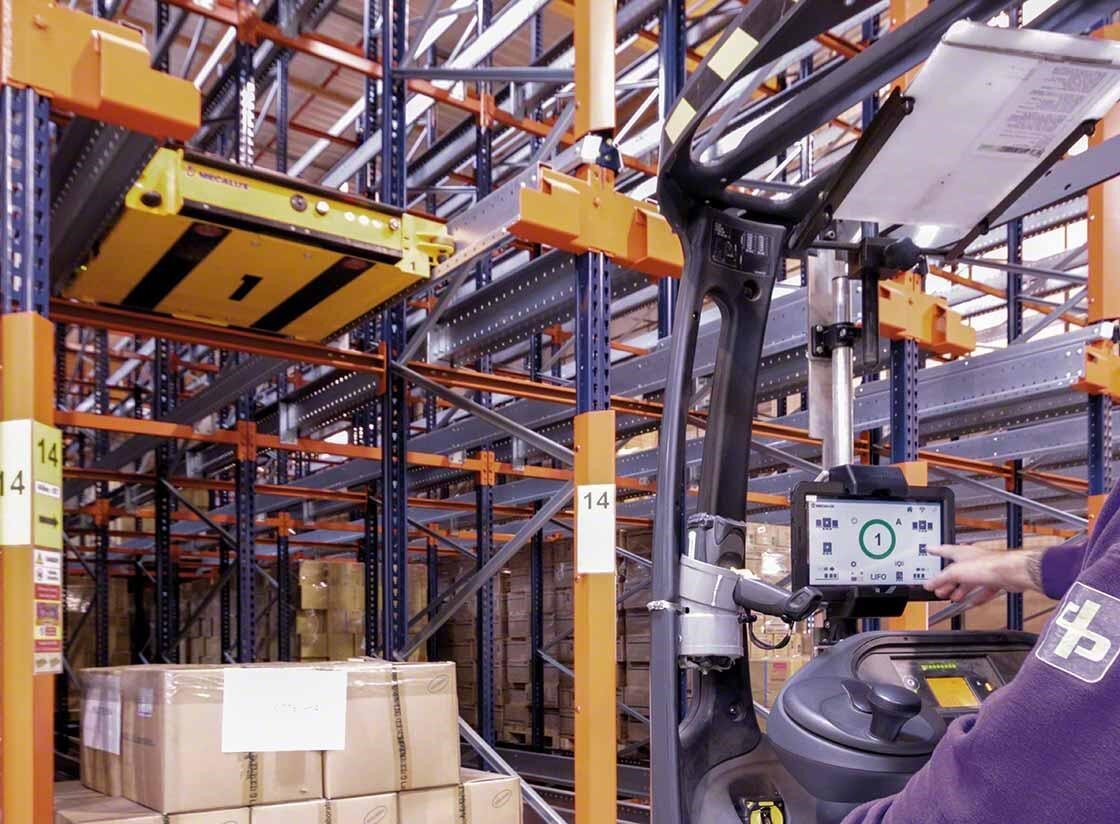 Ein Bediener steuert den halbautomatischen Pallet-Shuttle-Wagen vom Stapler aus. Ein Bediener steuert den halbautomatischen Pallet-Shuttle-Wagen vom Stapler aus.