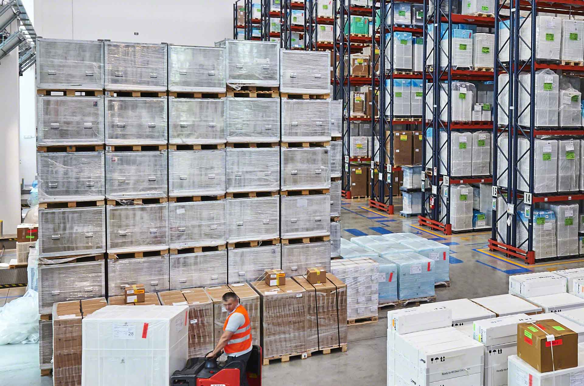 Bei der Blocklagerung werden die Waren auf dem Boden des Lagers gestapelt Bei der Blocklagerung werden die Waren auf dem Boden des Lagers gestapelt