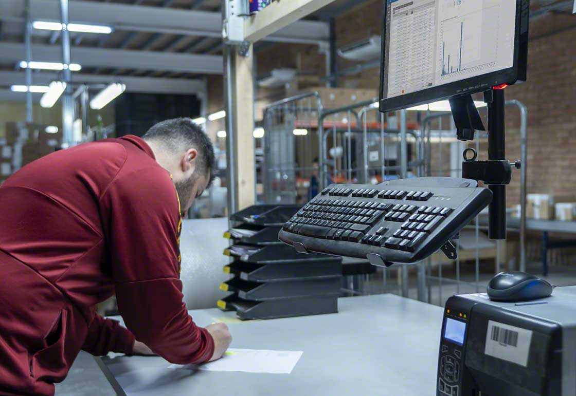 Die Anwendung von Maßnahmen des Continuous Improvement gewährleistet die Senkung der Logistikkosten und die Erhöhung der Produktivität im Lager Die Anwendung von Maßnahmen des Continuous Improvement gewährleistet die Senkung der Logistikkosten und die Erhöhung der Produktivität im Lager