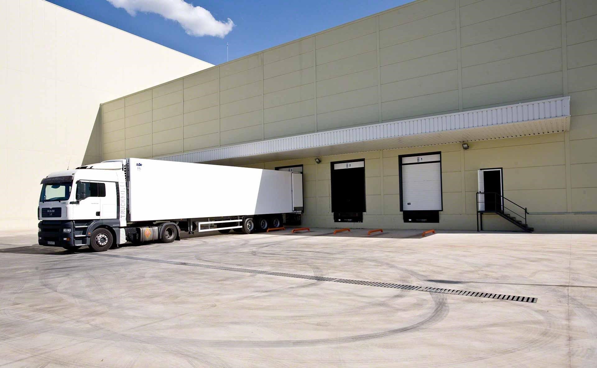 Be- und Entladevorgänge sind maßgebend beim Ausführen der Cross Docking Strategie. Be- und Entladevorgänge sind maßgebend beim Ausführen der Cross Docking Strategie.