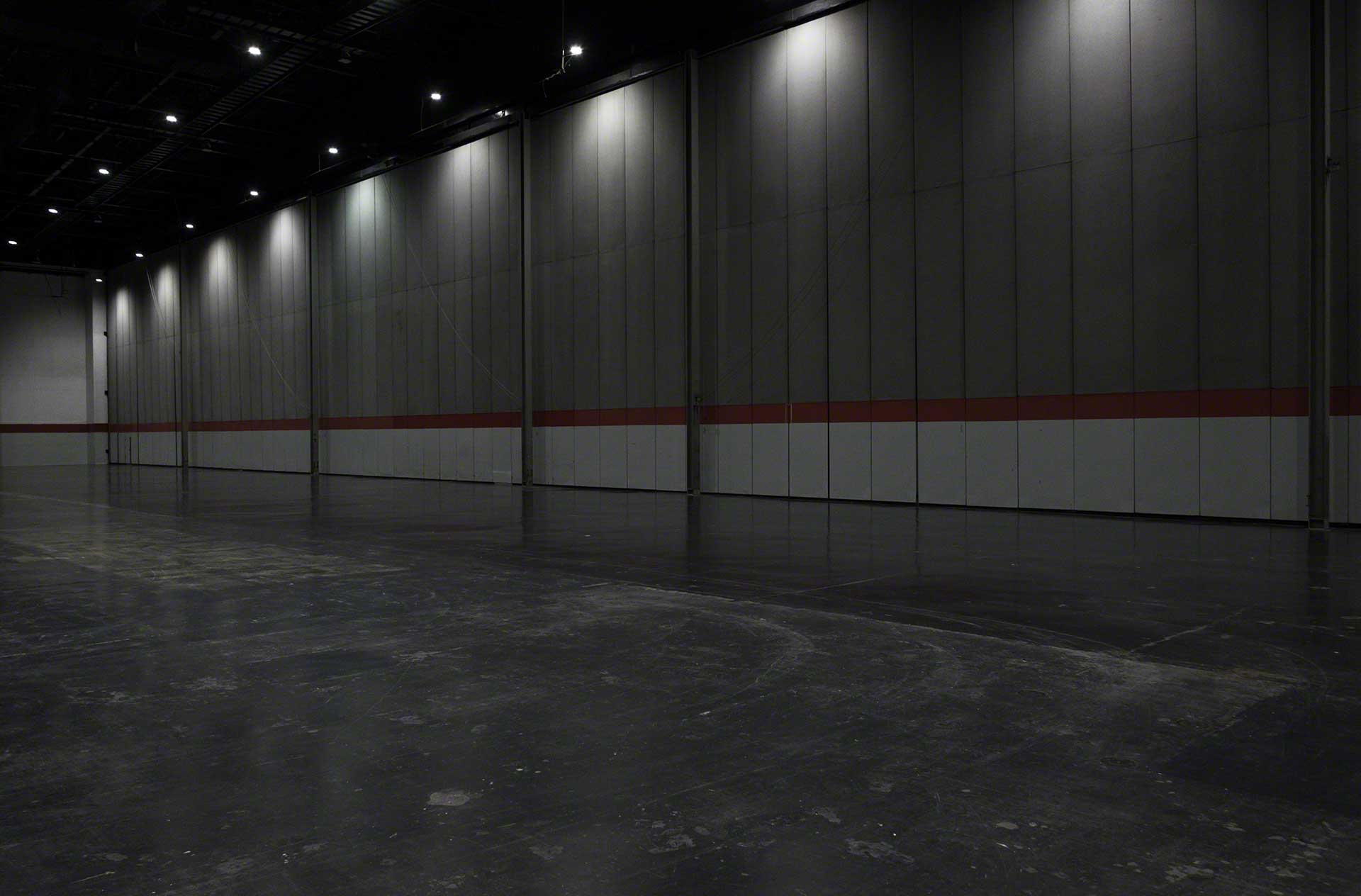 Dark Warehouses sind Lager mit Robotertechnik ohne Beleuchtung, da in ihnen keine Bediener arbeiten. Dark Warehouses sind Lager mit Robotertechnik ohne Beleuchtung, da in ihnen keine Bediener arbeiten.