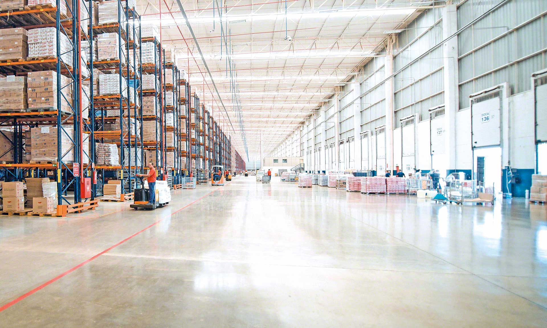 Die Dock-to-Stock-Zeit beginnt mit der Annahme der Waren an den Laderampen und endet, wenn diese in den Regalen eingelagert werden Die Dock-to-Stock-Zeit beginnt mit der Annahme der Waren an den Laderampen und endet, wenn diese in den Regalen eingelagert werden