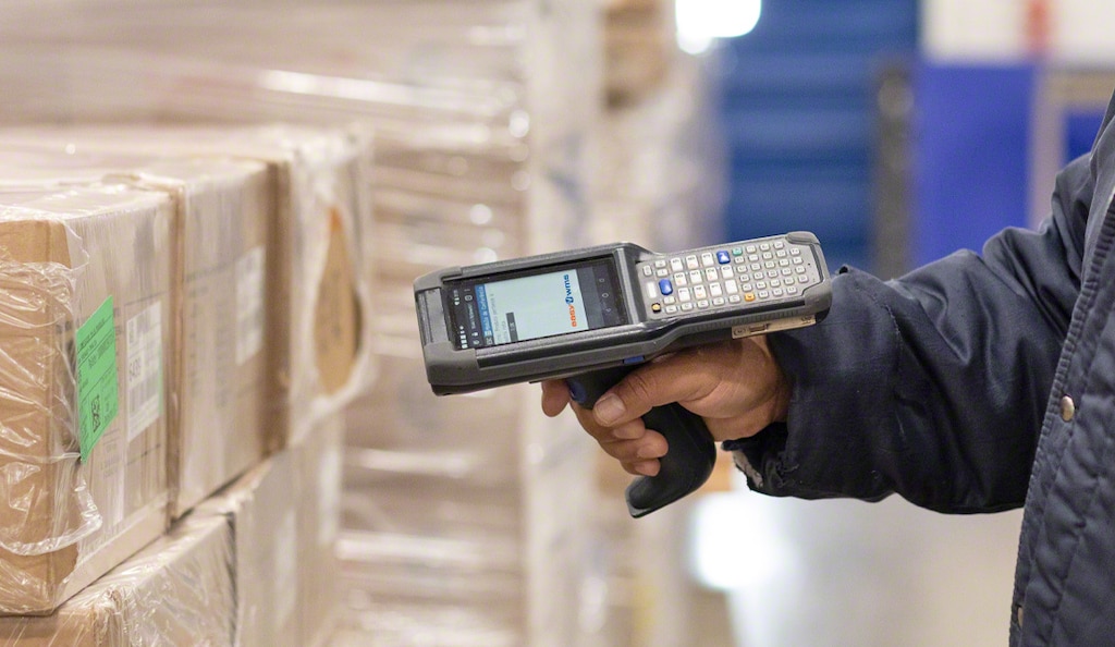 Eine Lagerverwaltungssoftware verbindet sich mit einem Handscanner, um den Wareneingang zu beschleunigen