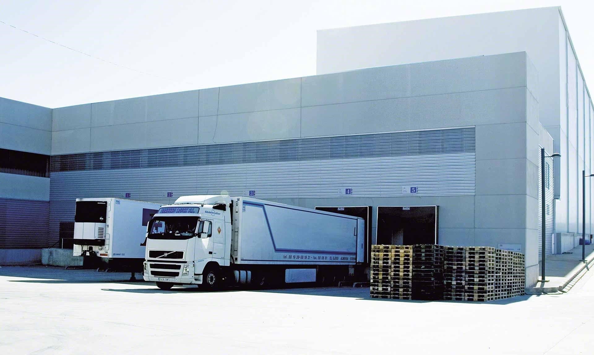 LKW entladen Waren an einem Cross Docking Punkt LKW entladen Waren an einem Cross Docking Punkt