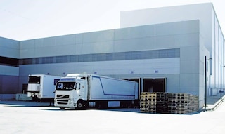 LKW entladen Waren an einem Cross Docking Punkt