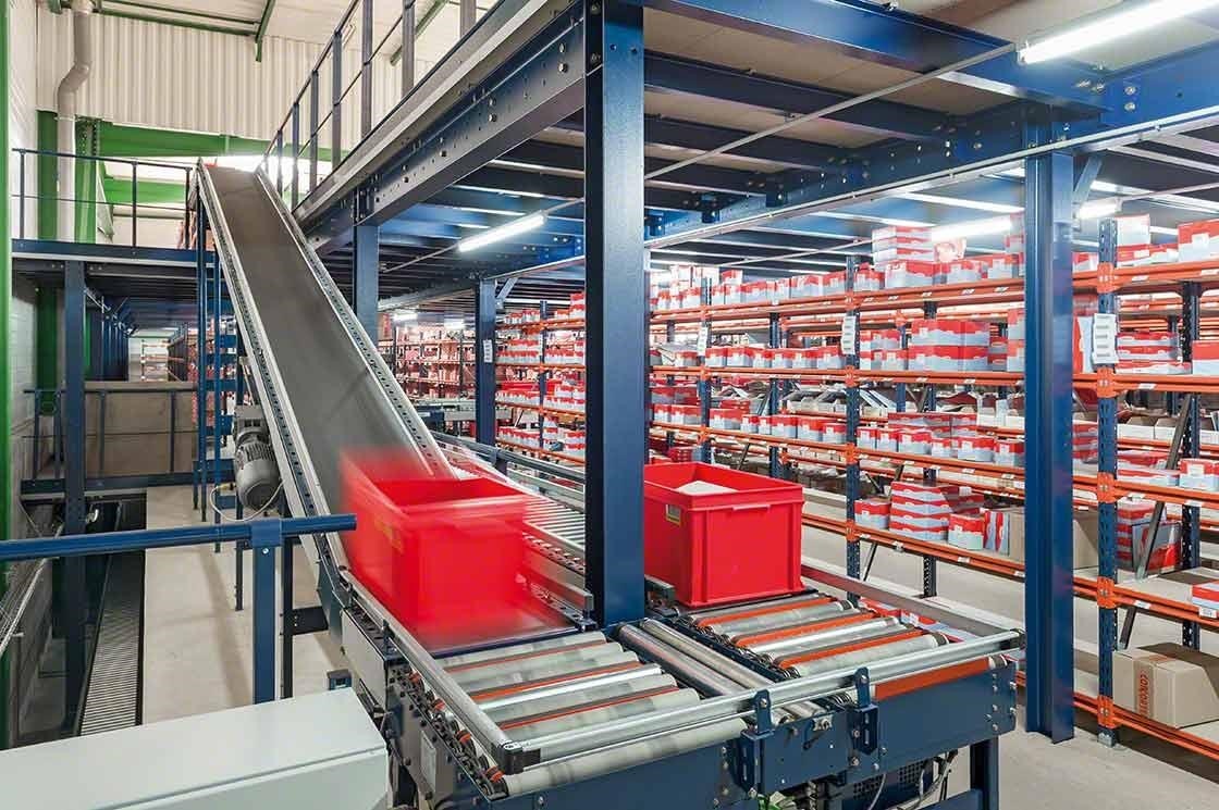 Intelligente Logistik bei PAVI-Groupauto: ein Förderkreislauf verbindet die Ebenen des Lagers. Intelligente Logistik bei PAVI-Groupauto: ein Förderkreislauf verbindet die Ebenen des Lagers.