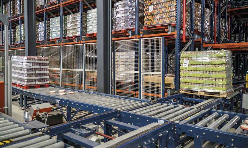 Fördervorrichtungen sind für den Transport der Ware innerhalb eines automatisierten Lagers zuständig
