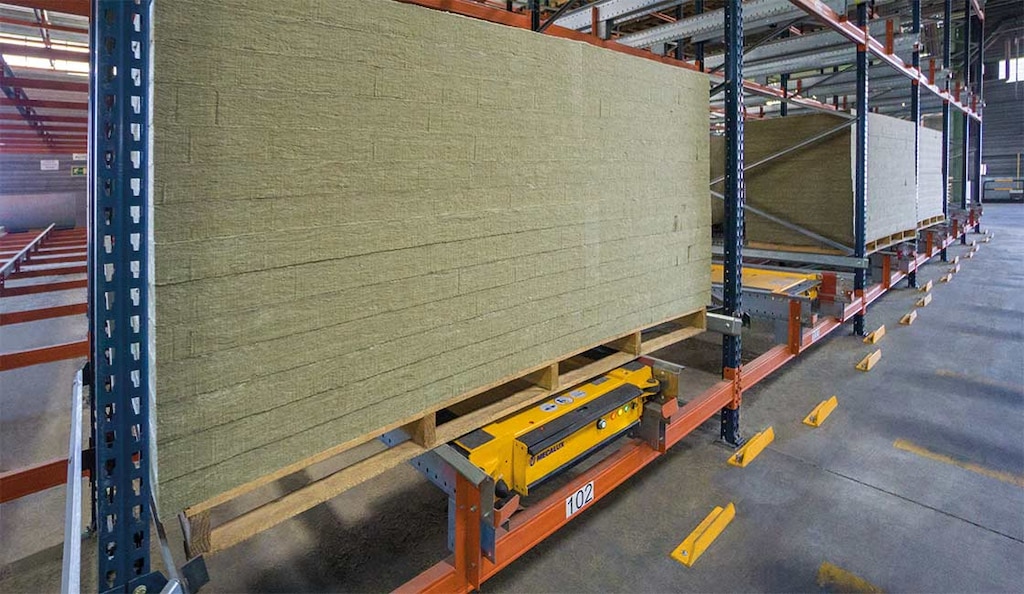 Rockwool Peninsular beschleunigt den Transport von Großpaletten mit dem Pallet Shuttle von Mecalux