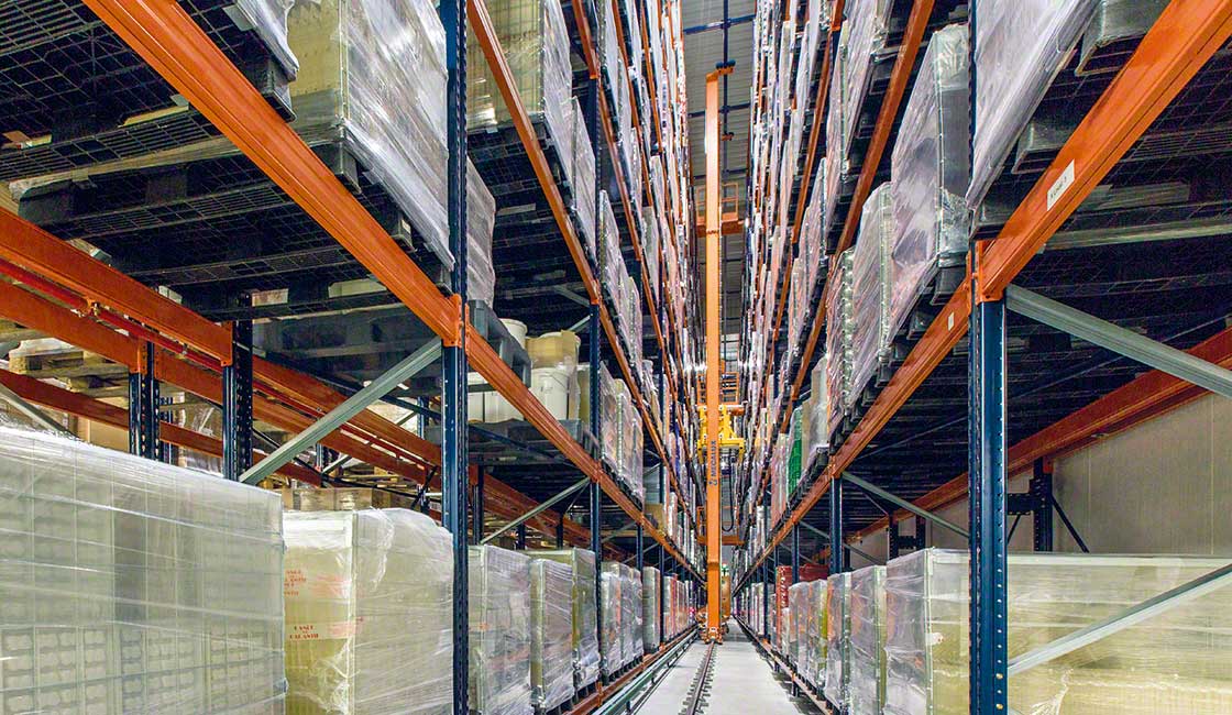 Ein automatisches System wie ein Regalbediengerät sorgt in Hochregalen für einen ununterbrochenen Betrieb