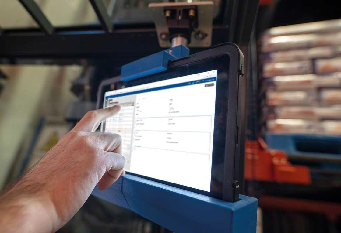Mecalux kann sowohl das Easy WMS (On-Premise oder Cloud) als auch die notwendige Hardware installieren. Mecalux kann sowohl das Easy WMS (On-Premise oder Cloud) als auch die notwendige Hardware installieren.
