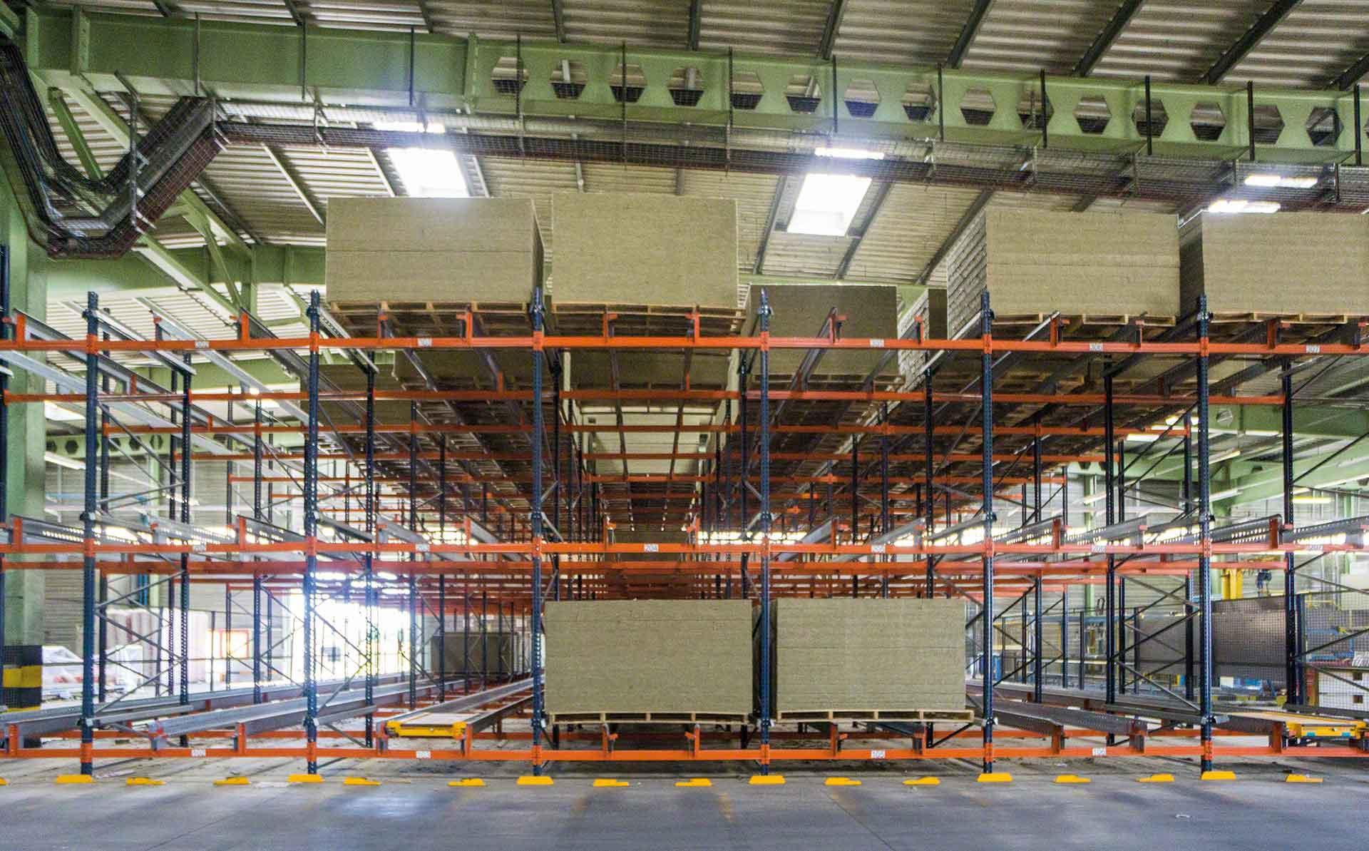 Die Kombination aus Kompaktlager und Pallet Shuttle ermöglicht den Betrieb mit sperrigen Gütern Die Kombination aus Kompaktlager und Pallet Shuttle ermöglicht den Betrieb mit sperrigen Gütern