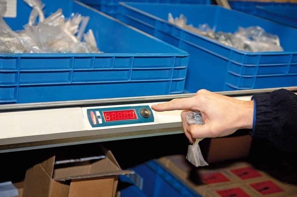 Die Greifzeit kann durch eine beleglose Kommissionierung (z. B. mithilfe eines Pick-by-Light-Systems) optimiert werden. Die Greifzeit kann durch eine beleglose Kommissionierung (z. B. mithilfe eines Pick-by-Light-Systems) optimiert werden.