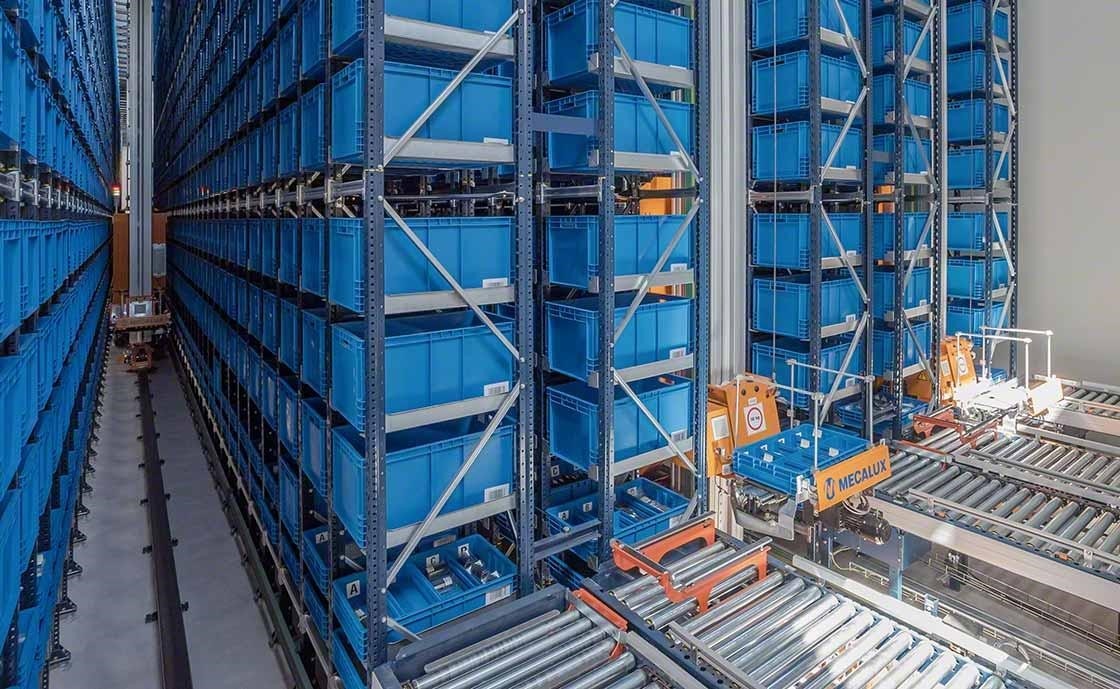 Die Kommissioniermethode Ware-zum-Mann verwendet automatische Systeme. Die Kommissioniermethode Ware-zum-Mann verwendet automatische Systeme.