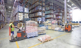 Ein Konsolidierungslager ist eine Logistikeinrichtung, die einzelne Aufträge zu größeren Sendungen bündelt.