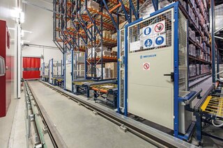 Blick in das automatisierte Kühllager von Schaal Chocolatier mit SAS-Zugang