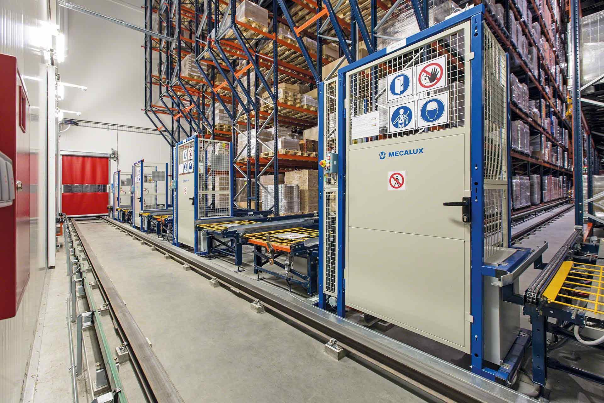 Blick in das automatisierte Kühllager von Schaal Chocolatier mit SAS-Zugang Blick in das automatisierte Kühllager von Schaal Chocolatier mit SAS-Zugang