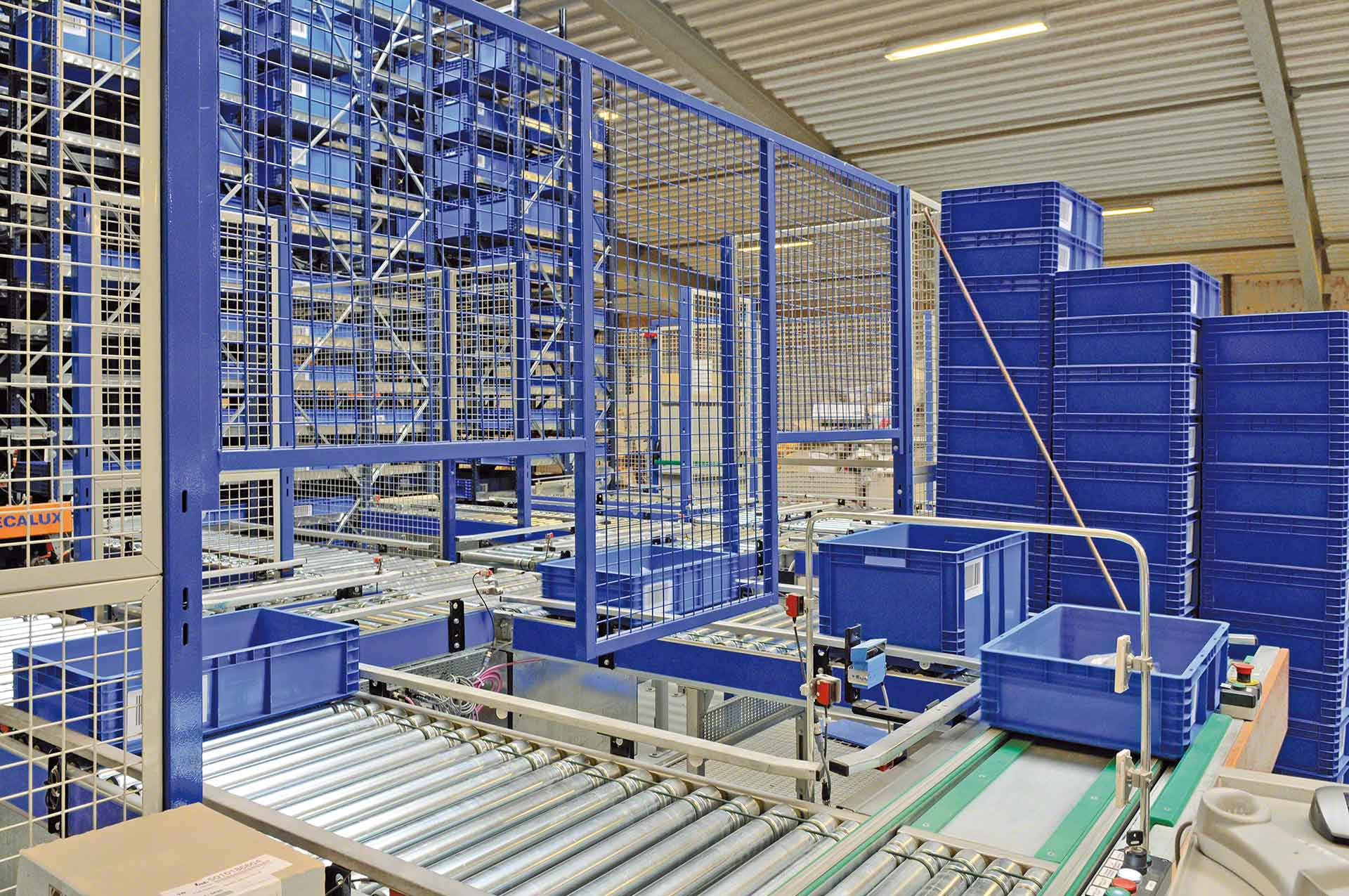 Der Warenfluss im Lager kann durch den Einsatz künstlicher Intelligenz in der Logistik optimiert werden. Der Warenfluss im Lager kann durch den Einsatz künstlicher Intelligenz in der Logistik optimiert werden.