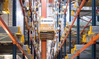 Automatisierte Systeme ermöglichen eine genaue Kontrolle der gelagerten Waren Automatisierte Systeme ermöglichen eine genaue Kontrolle der gelagerten Waren
