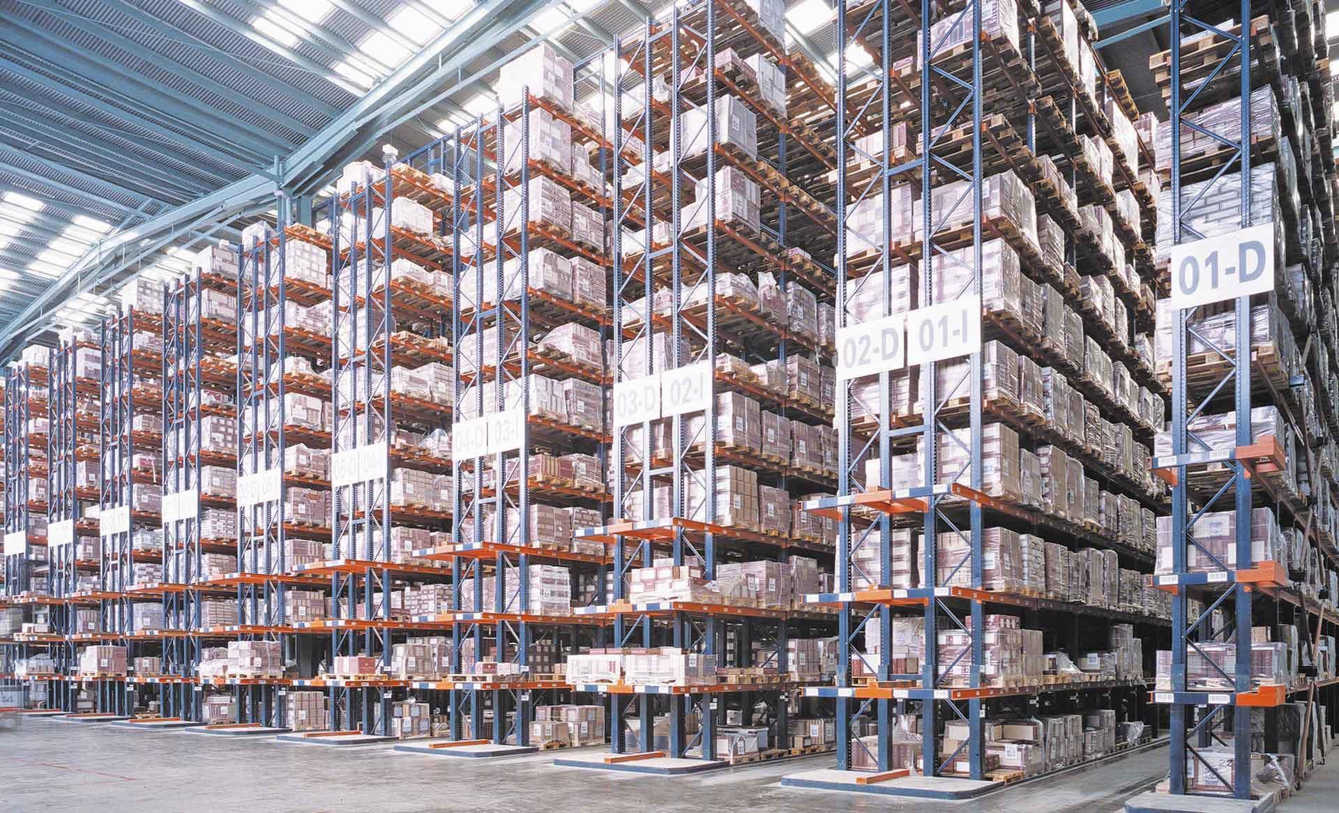 Ansicht eines Lagers mit konventioneller Regalart Ansicht eines Lagers mit konventioneller Regalart