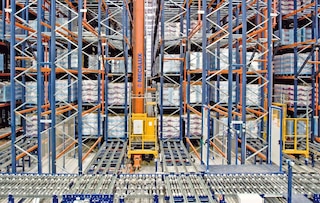 Regalbediengeräte sind eine automatisierte Lagertechnik zur effizienten Ein- und Auslagerung der Waren