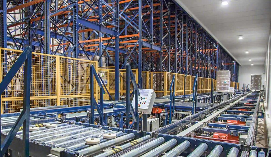 Der Hersteller von vorgebackenen Kartoffeln Bem Brasil hat dank des automatischen Pallet-Shuttle-Systems von Mecalux den Lagerraum maximiert.