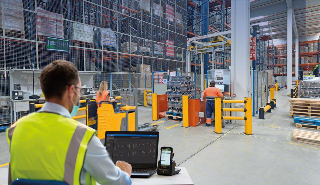 El responsable de logística supervisa las operativas de almacenaje y distribución de la mercancía