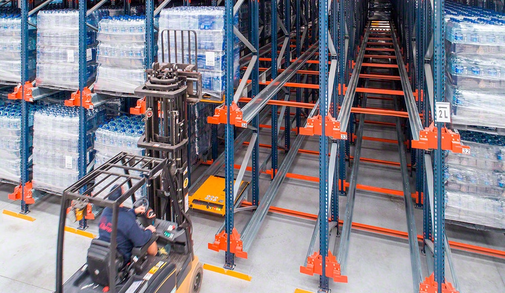 Die ordnungsgemäße Warenverwaltung mit Lagersystemen wie dem Pallet Shuttle trägt dazu bei, Mehrkosten zu vermeiden