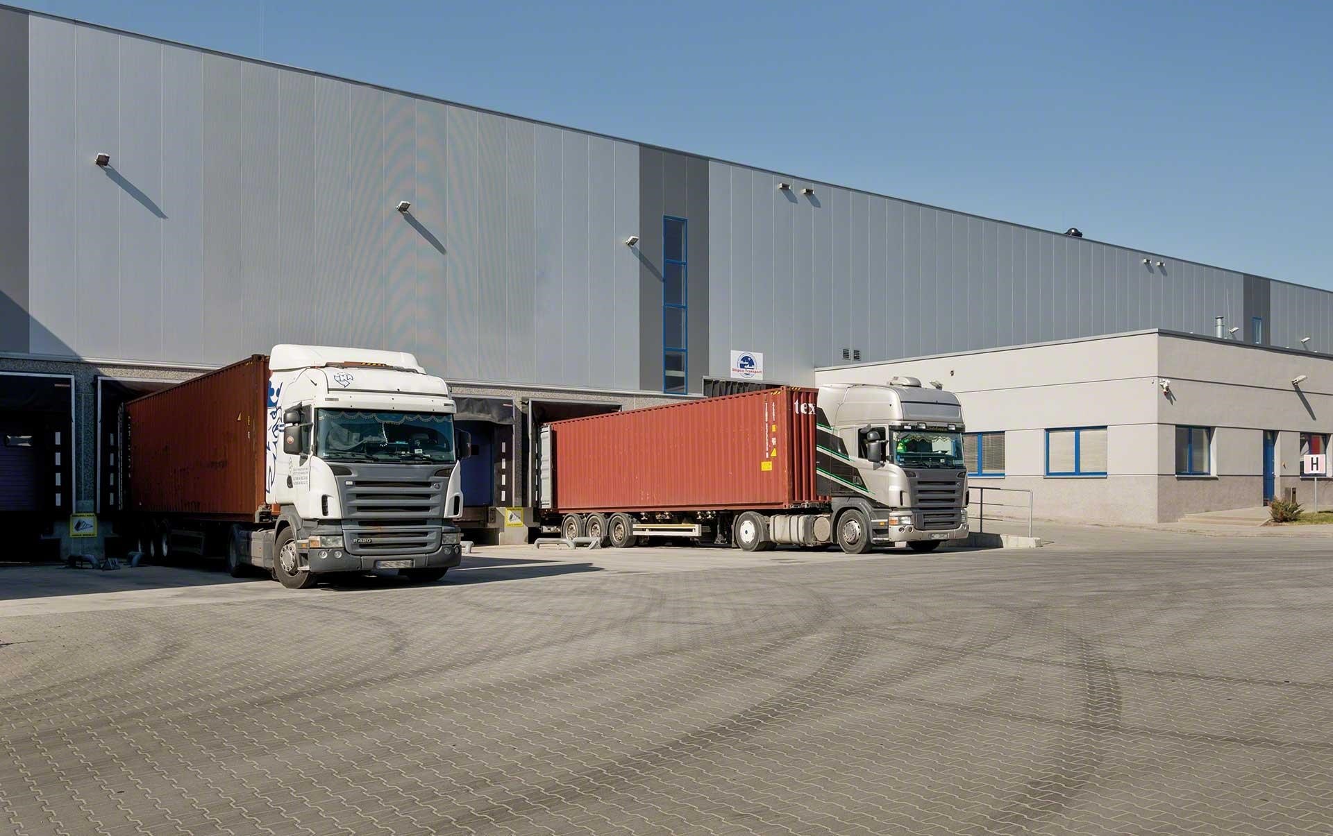 Lastwagen entladen Waren an den Docks eines Lagers Lastwagen entladen Waren an den Docks eines Lagers
