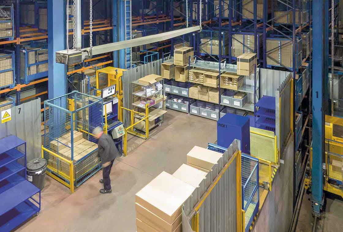 In der Lean Logistik muss der Kommissionierbereich sauber und organisiert sein, um die Tätigkeiten effizient ausführen zu können In der Lean Logistik muss der Kommissionierbereich sauber und organisiert sein, um die Tätigkeiten effizient ausführen zu können