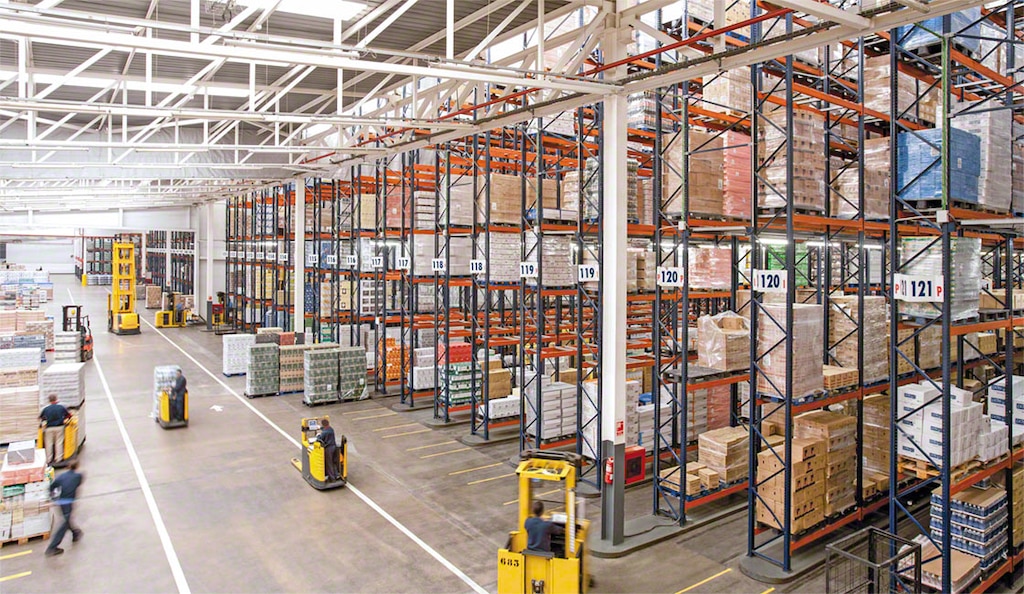 Zur Logistikkette gehören Phasen wie der Wareneingang und die interne Beförderung von Waren