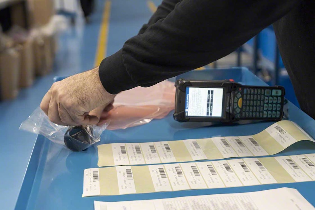 Indem alle Waren gekennzeichnet werden, kann das LVS diese klassifizieren und eine Strategie für die Stellplatzzuweisung der Waren entwerfen.