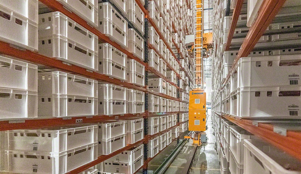 Automatisches Kleinteilelager von Elaborados Cárnicos Medina mit einer Lagerkapazität von 32.000 Behältern