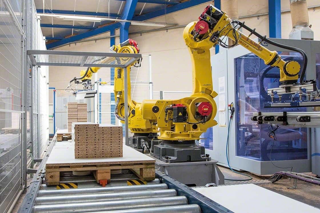 Roboter im Lager: mechanisierte Arme palettieren Ware