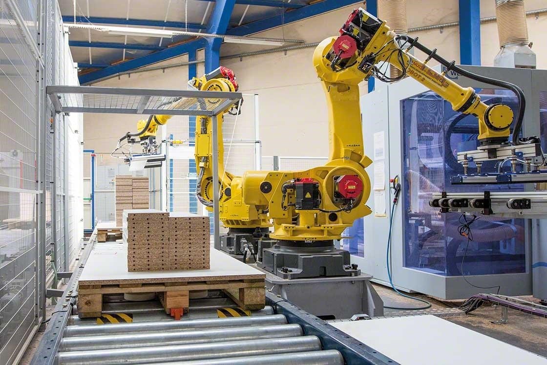 Roboter im Lager: mechanisierte Arme palettieren Ware Roboter im Lager: mechanisierte Arme palettieren Ware