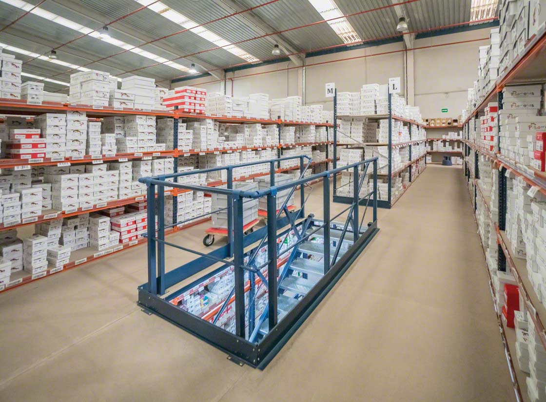 In der Mehrgeschossanlage von Eralogistics wird pro Ebene eine Artikelart gelagert, sodass der Kommissioniervorgang beschleunigt wird