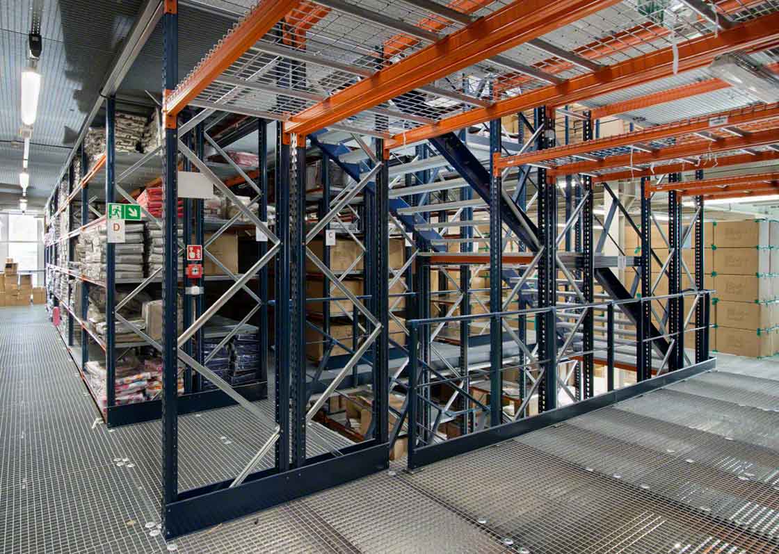 In der Mehrgeschossanlage von Eralogistics wird pro Ebene eine Artikelart gelagert, sodass der Kommissioniervorgang beschleunigt wird