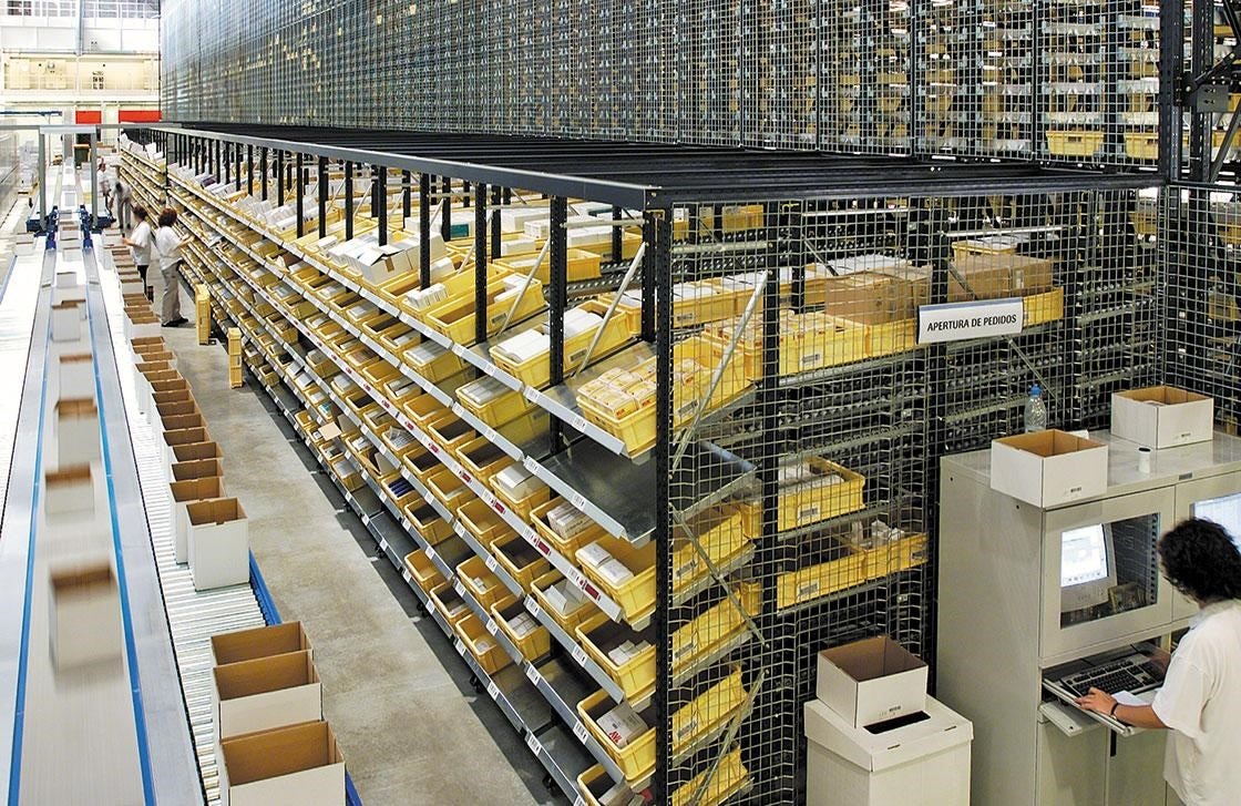 Miniload-Lager zur Vorbereitung von Aufträgen für Roche Diagnostics Miniload-Lager zur Vorbereitung von Aufträgen für Roche Diagnostics